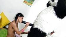 junge-madchen-saugt-einen-riesigen-schwarzen-schwanz-spielzeug-panda