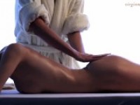 jungfrau-junges-baby-vika-auf-hymen-zeigt-massage